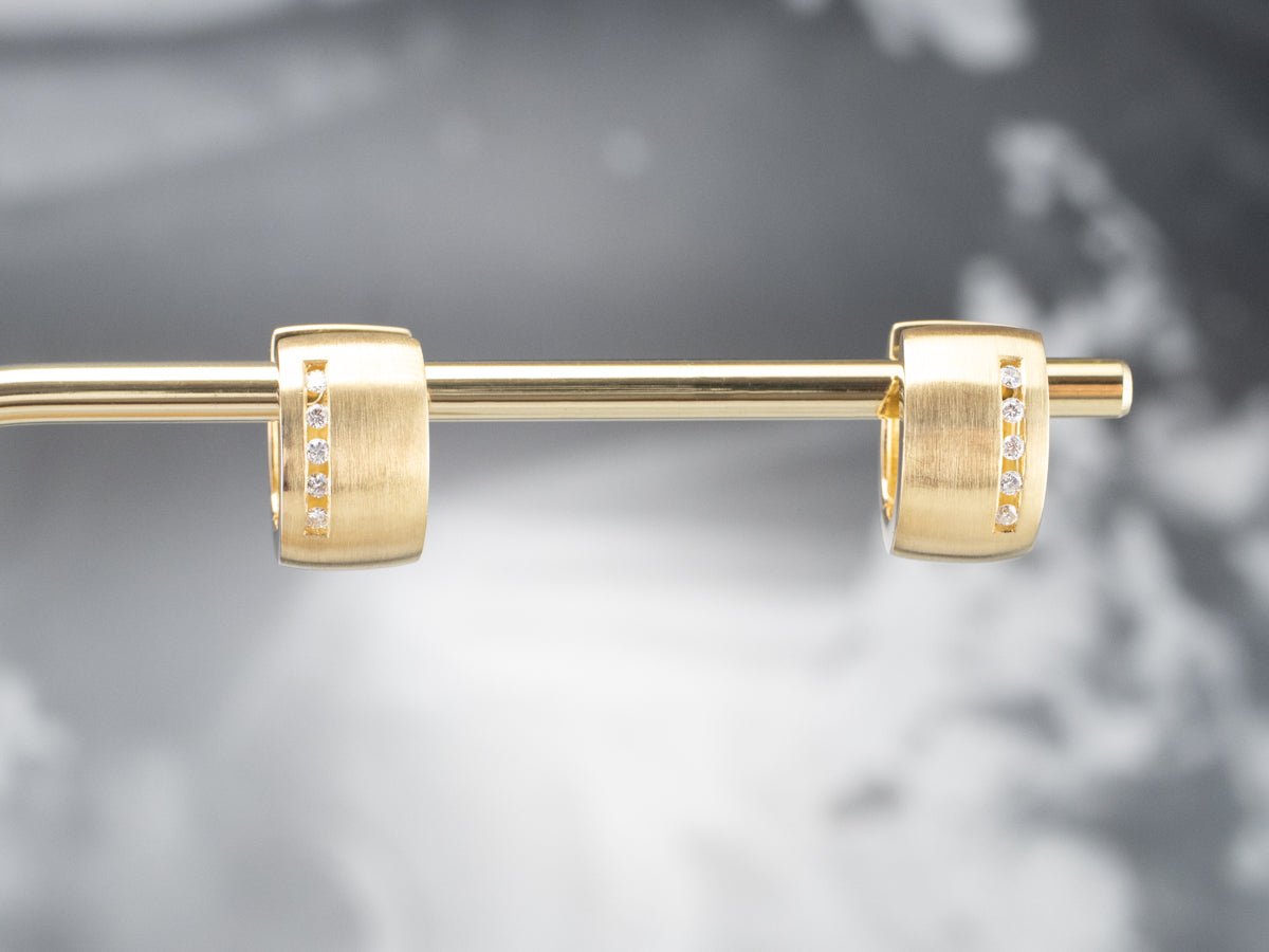 Pendientes de aro modernistas de oro de 18 quilates con diamantes