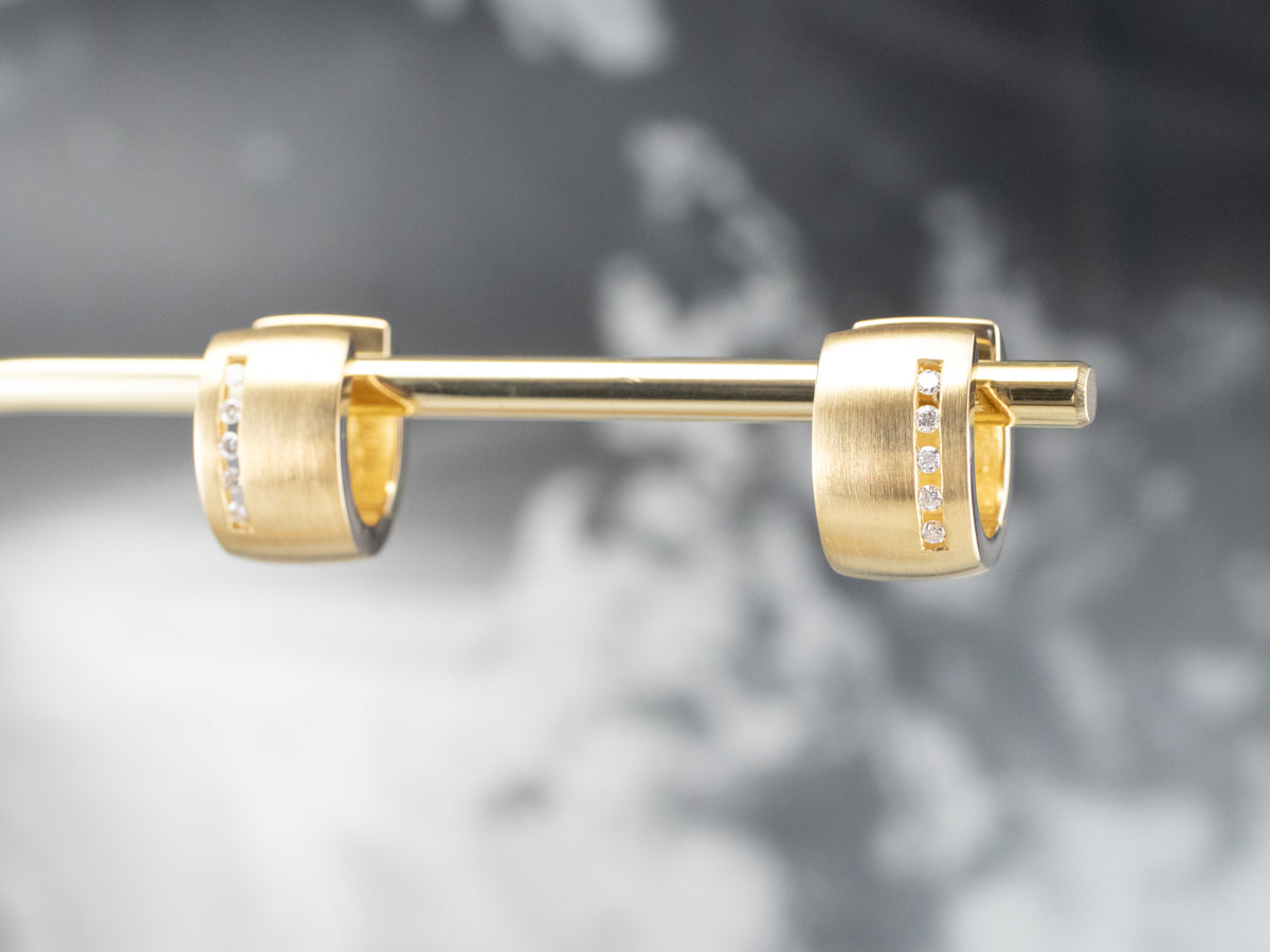 Pendientes de aro modernistas de oro de 18 quilates con diamantes