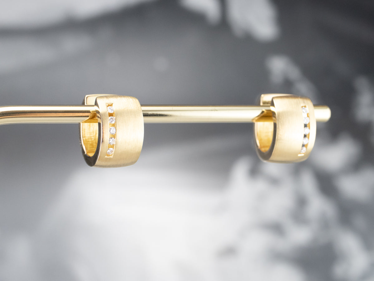 Pendientes de aro modernistas de oro de 18 quilates con diamantes