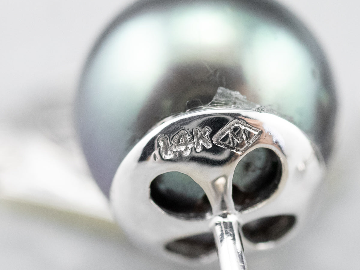 Pendientes colgantes de perlas negras y oro grabado