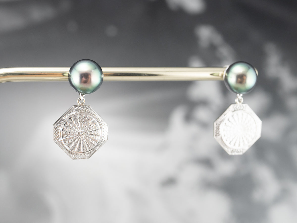 Pendientes colgantes de perlas negras y oro grabado