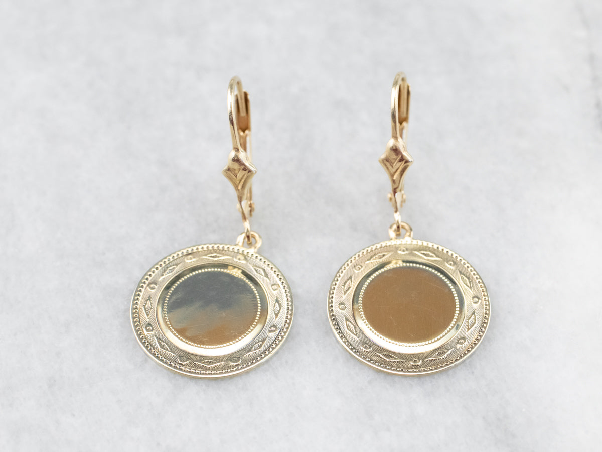 Pendientes colgantes con forma de disco dorado de Simply Chic