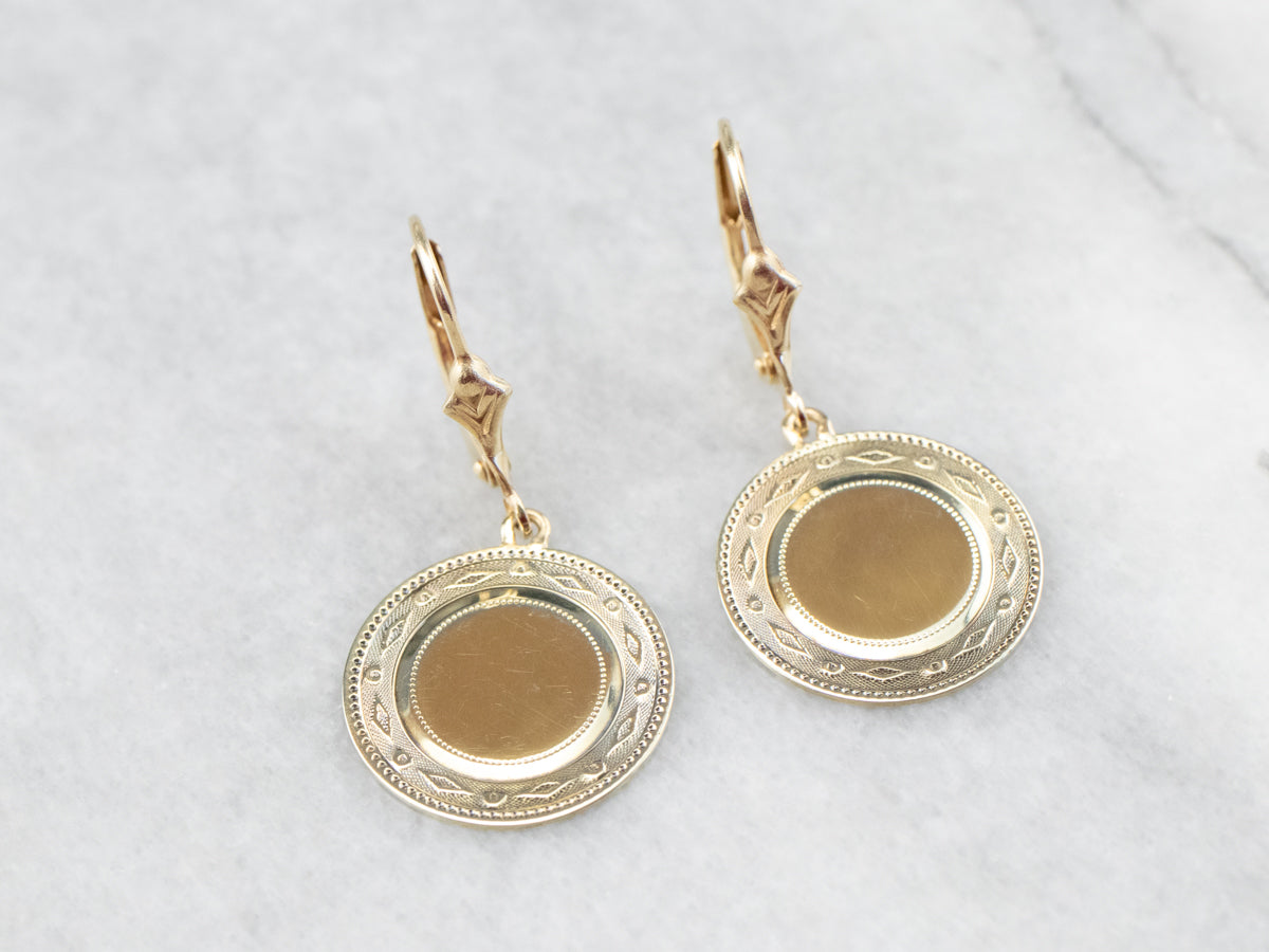 Pendientes colgantes con forma de disco dorado de Simply Chic