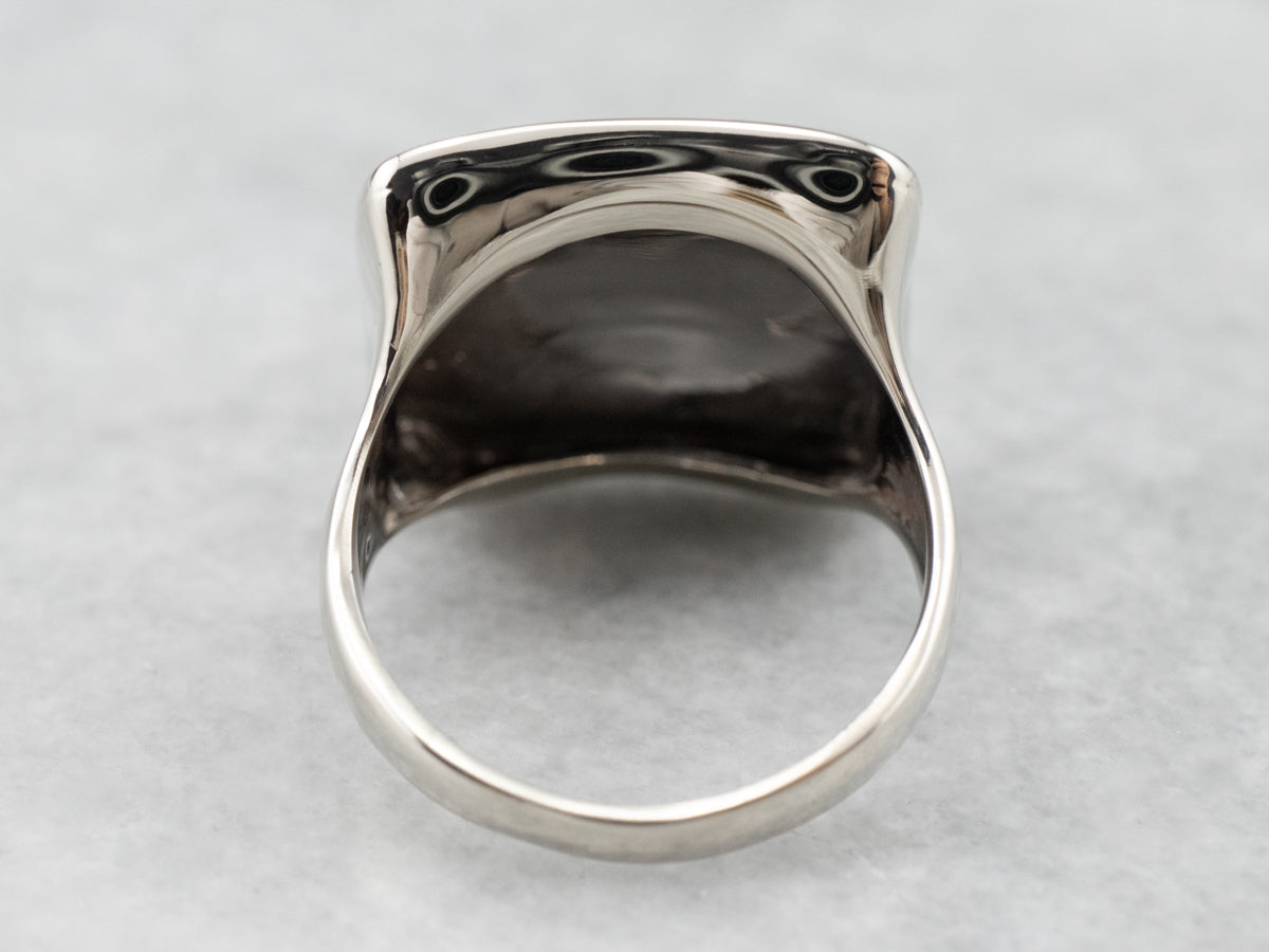 Anillo llamativo de oro blanco de 14 quilates con cúpula cuadrada