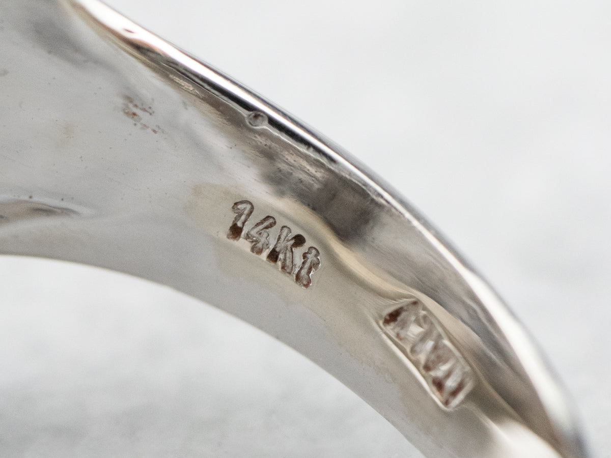 Anillo llamativo de oro blanco de 14 quilates con cúpula cuadrada