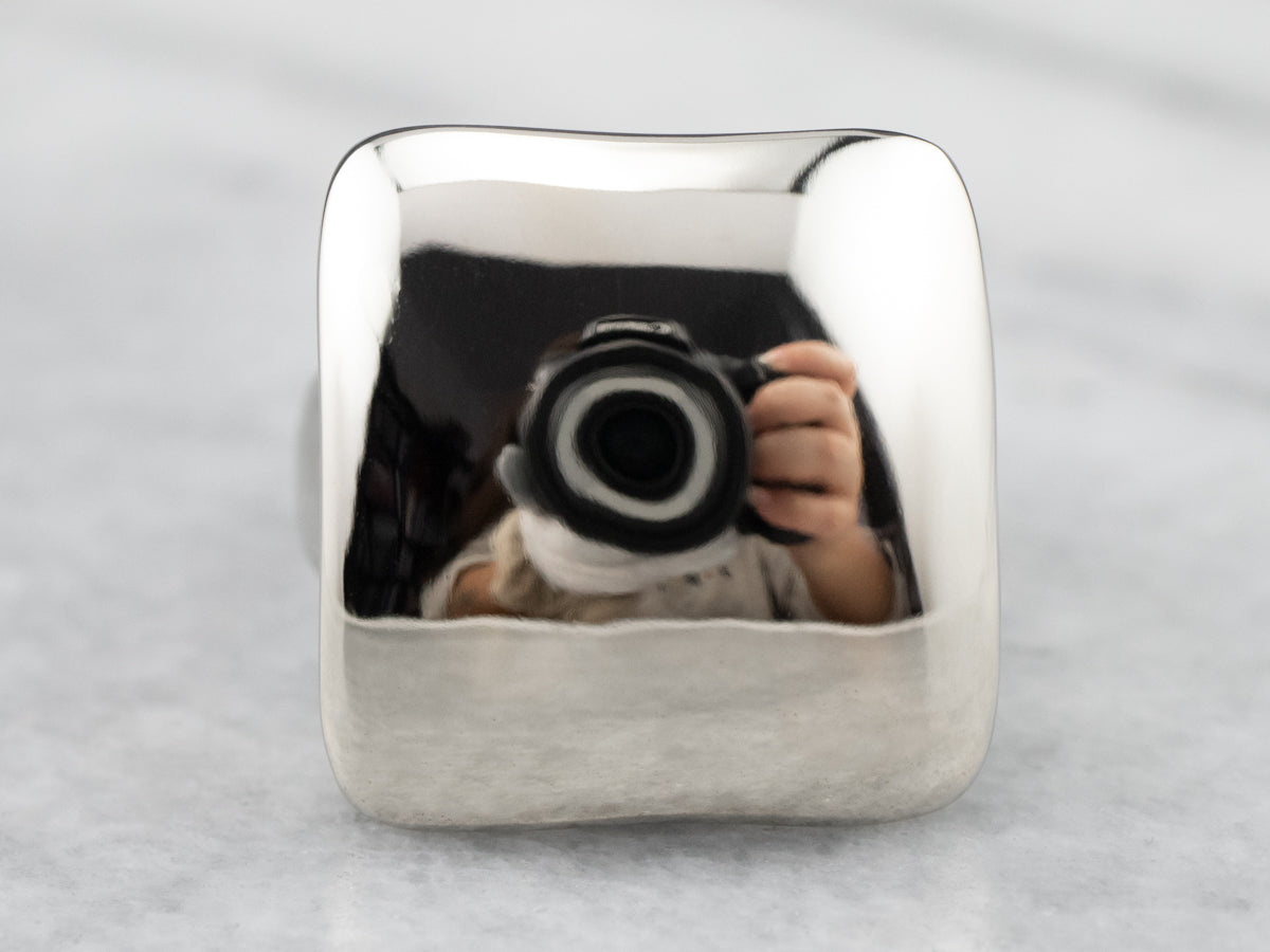 Anillo llamativo de oro blanco de 14 quilates con cúpula cuadrada