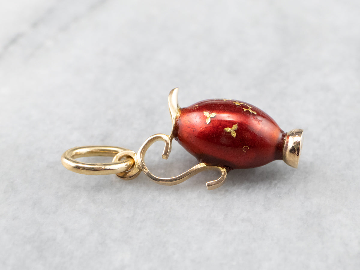 Charm adornado de esmalte rojo y jarrón dorado