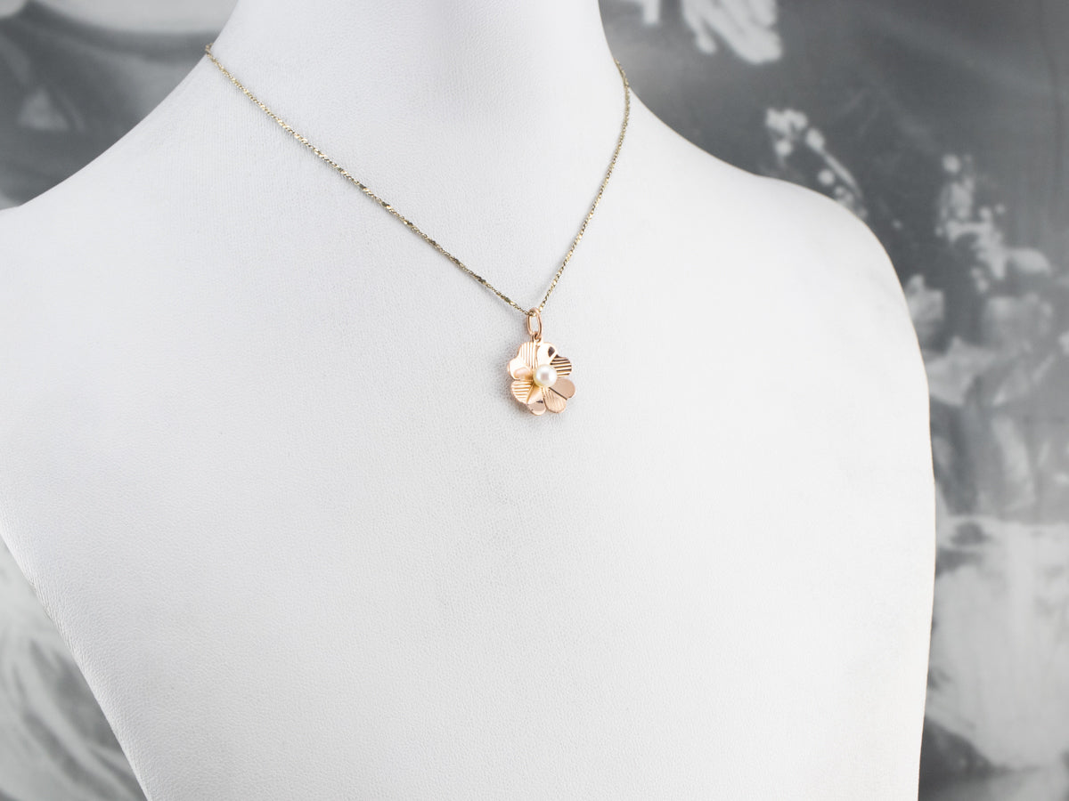 Colgante de oro rosa con trébol de cuatro hojas y perlas