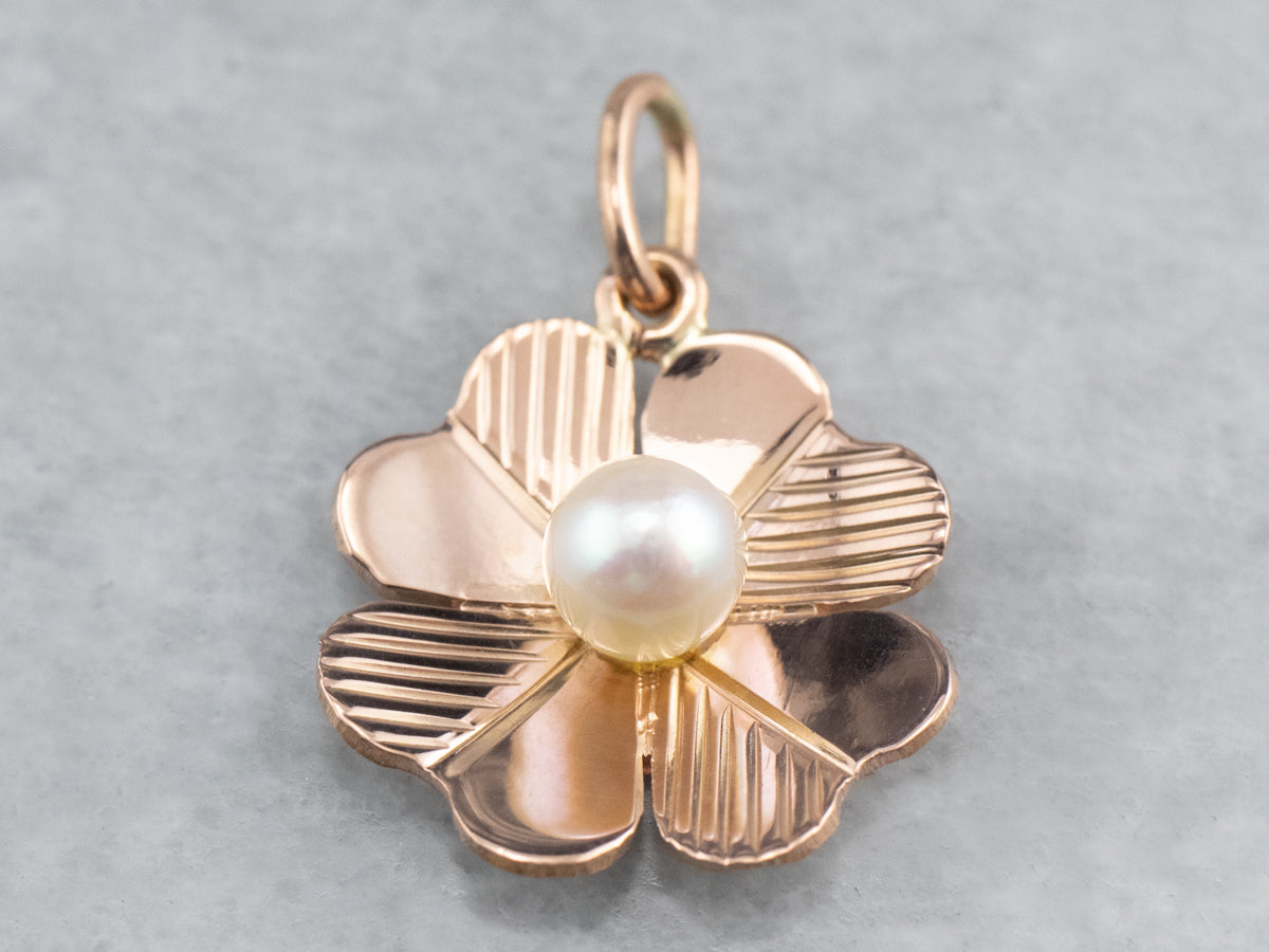 Colgante de oro rosa con trébol de cuatro hojas y perlas
