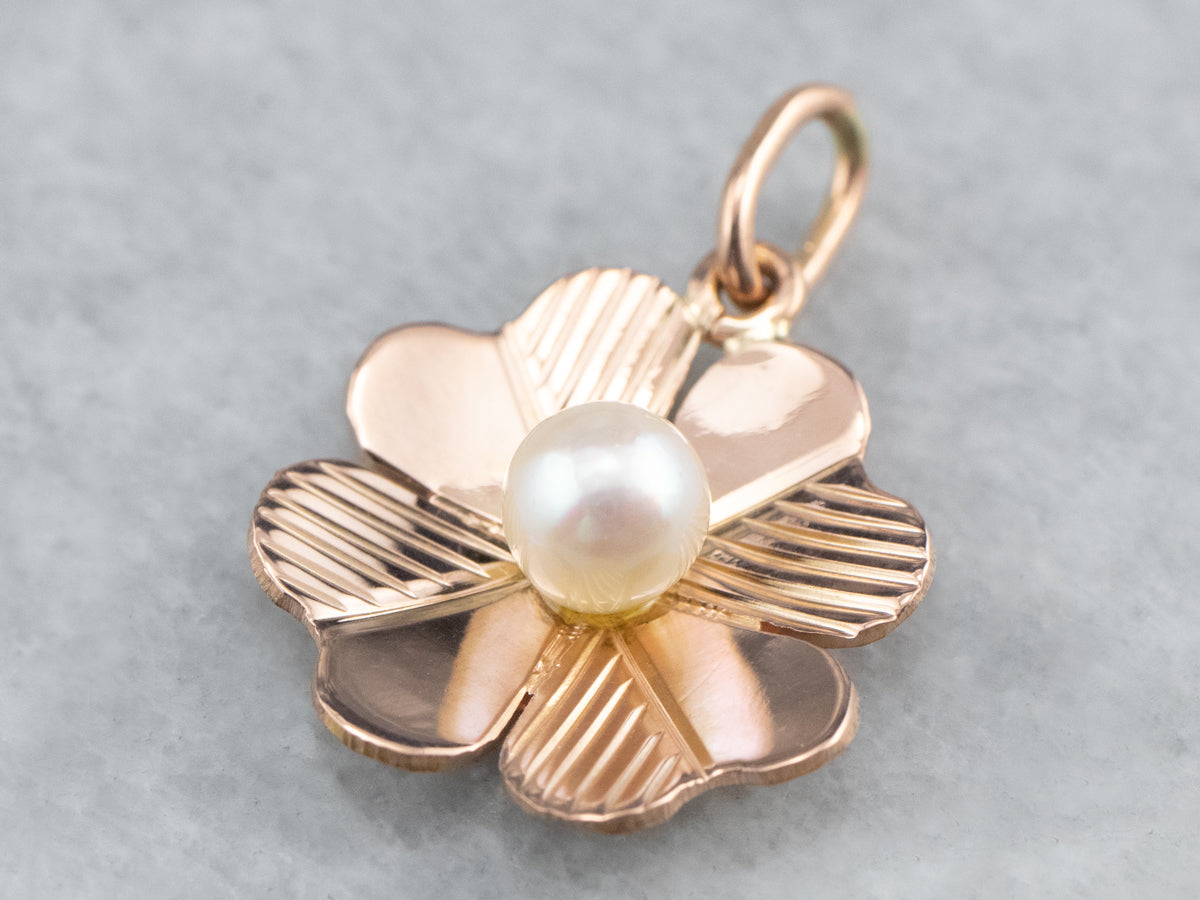 Colgante de oro rosa con trébol de cuatro hojas y perlas