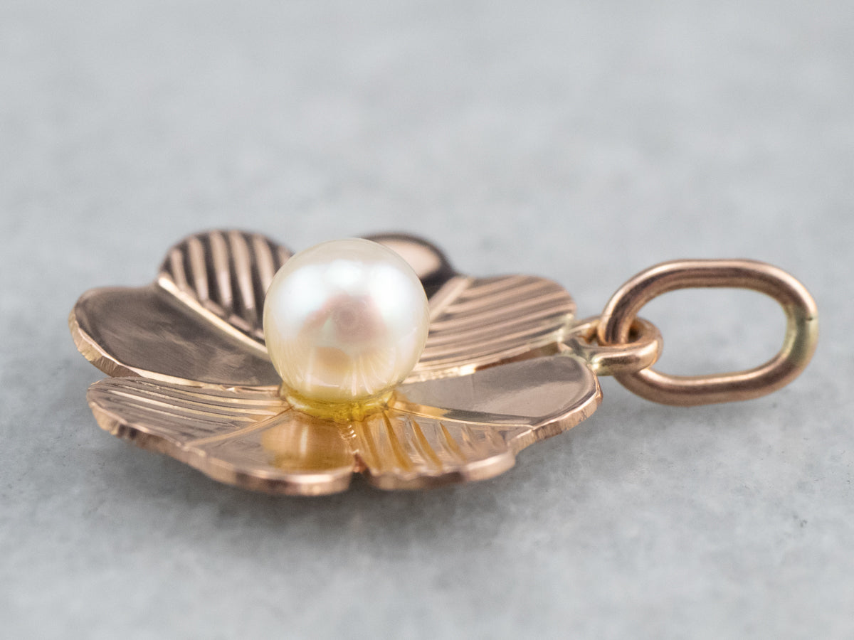 Colgante de oro rosa con trébol de cuatro hojas y perlas