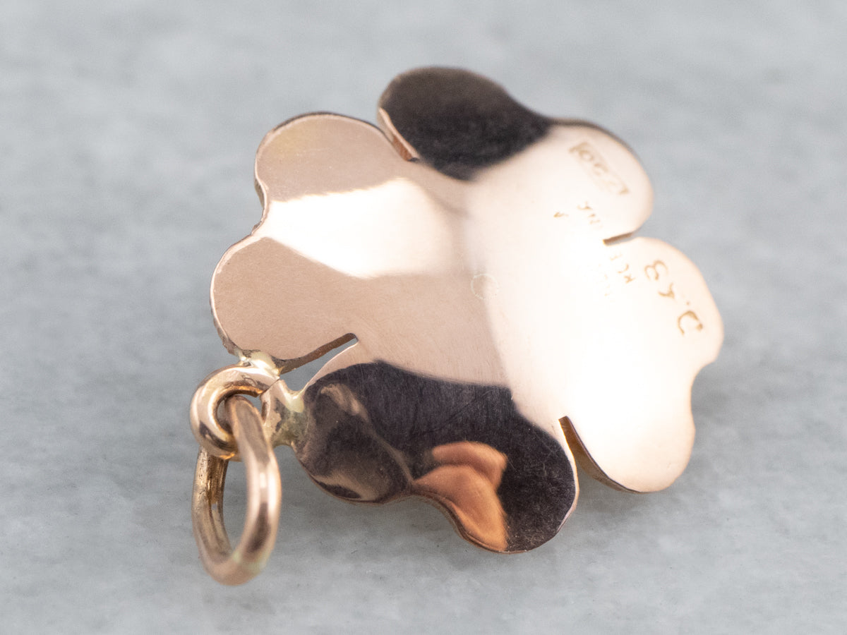 Colgante de oro rosa con trébol de cuatro hojas y perlas