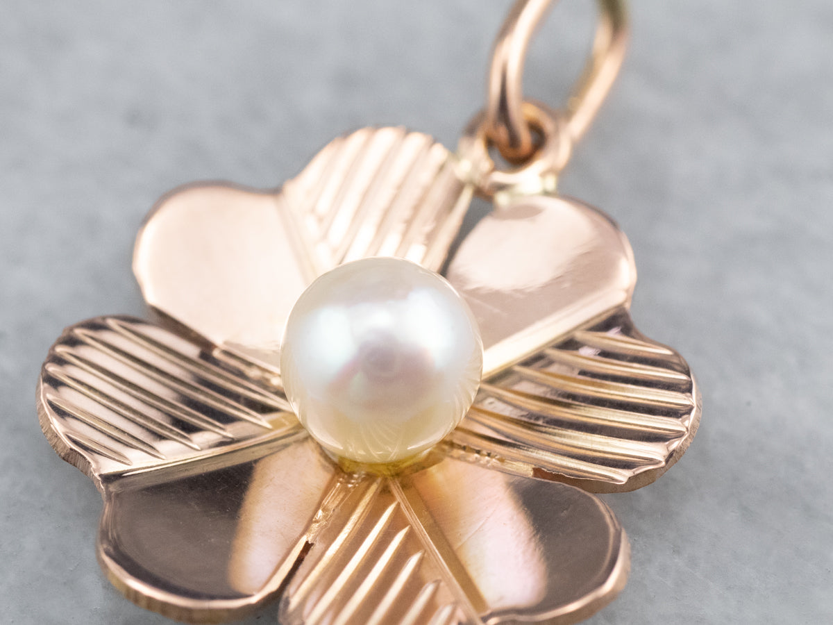 Colgante de oro rosa con trébol de cuatro hojas y perlas