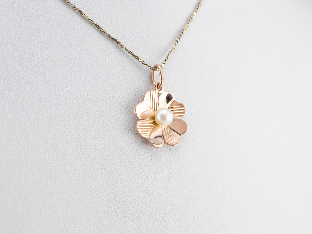 Colgante de oro rosa con trébol de cuatro hojas y perlas