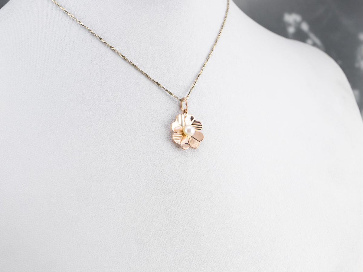 Colgante de oro rosa con trébol de cuatro hojas y perlas