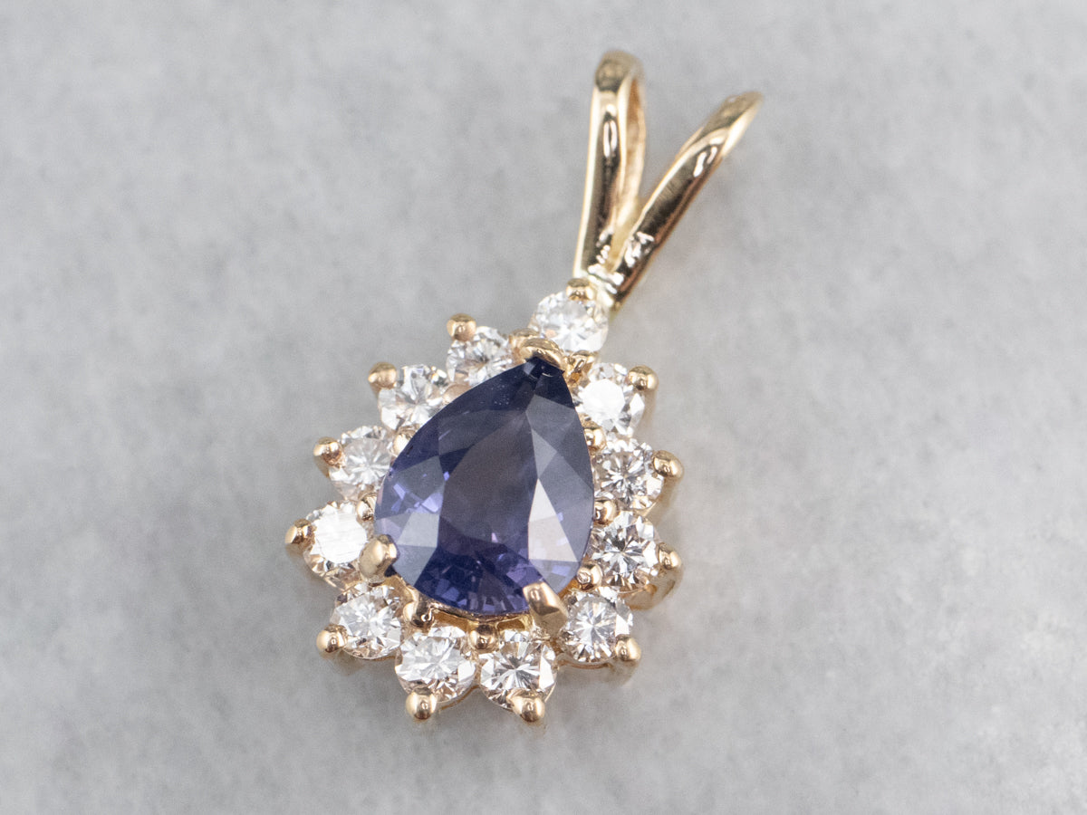 Colgante con halo de diamantes y zafiro morado