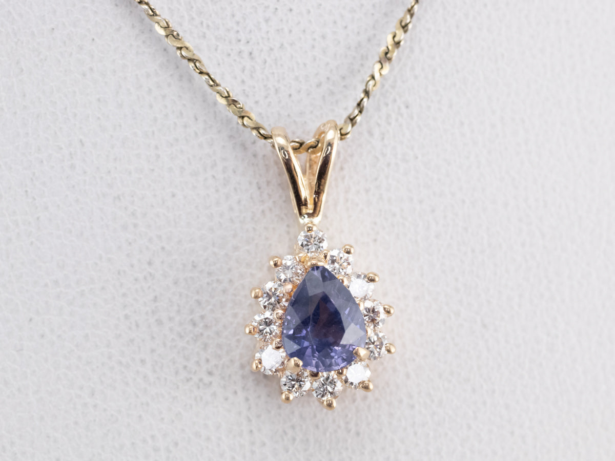 Colgante con halo de diamantes y zafiro morado