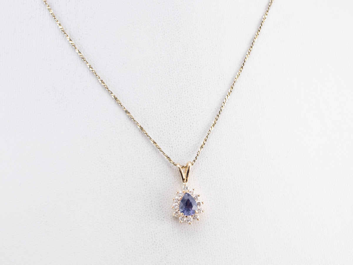 Colgante con halo de diamantes y zafiro morado