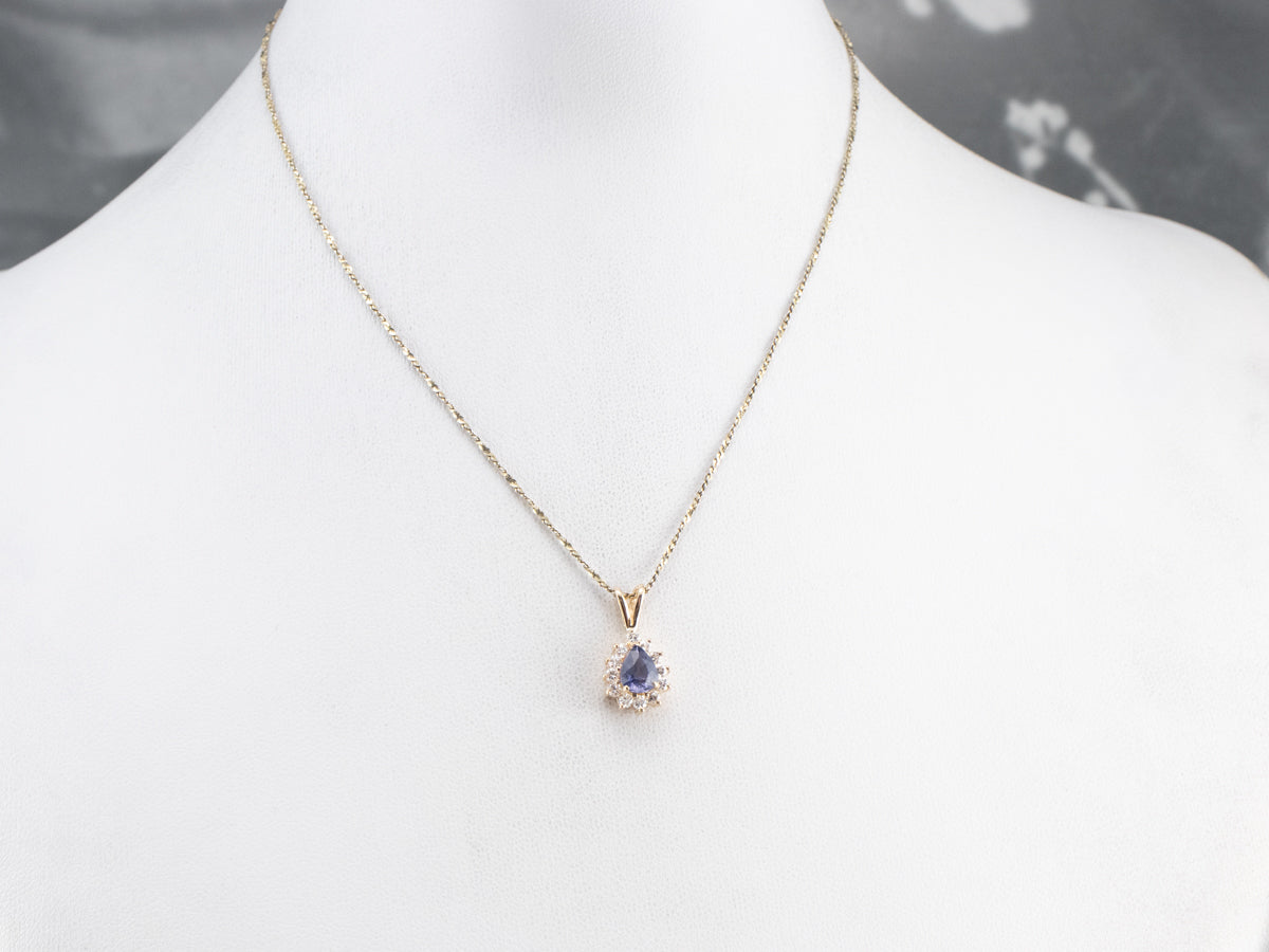 Colgante con halo de diamantes y zafiro morado