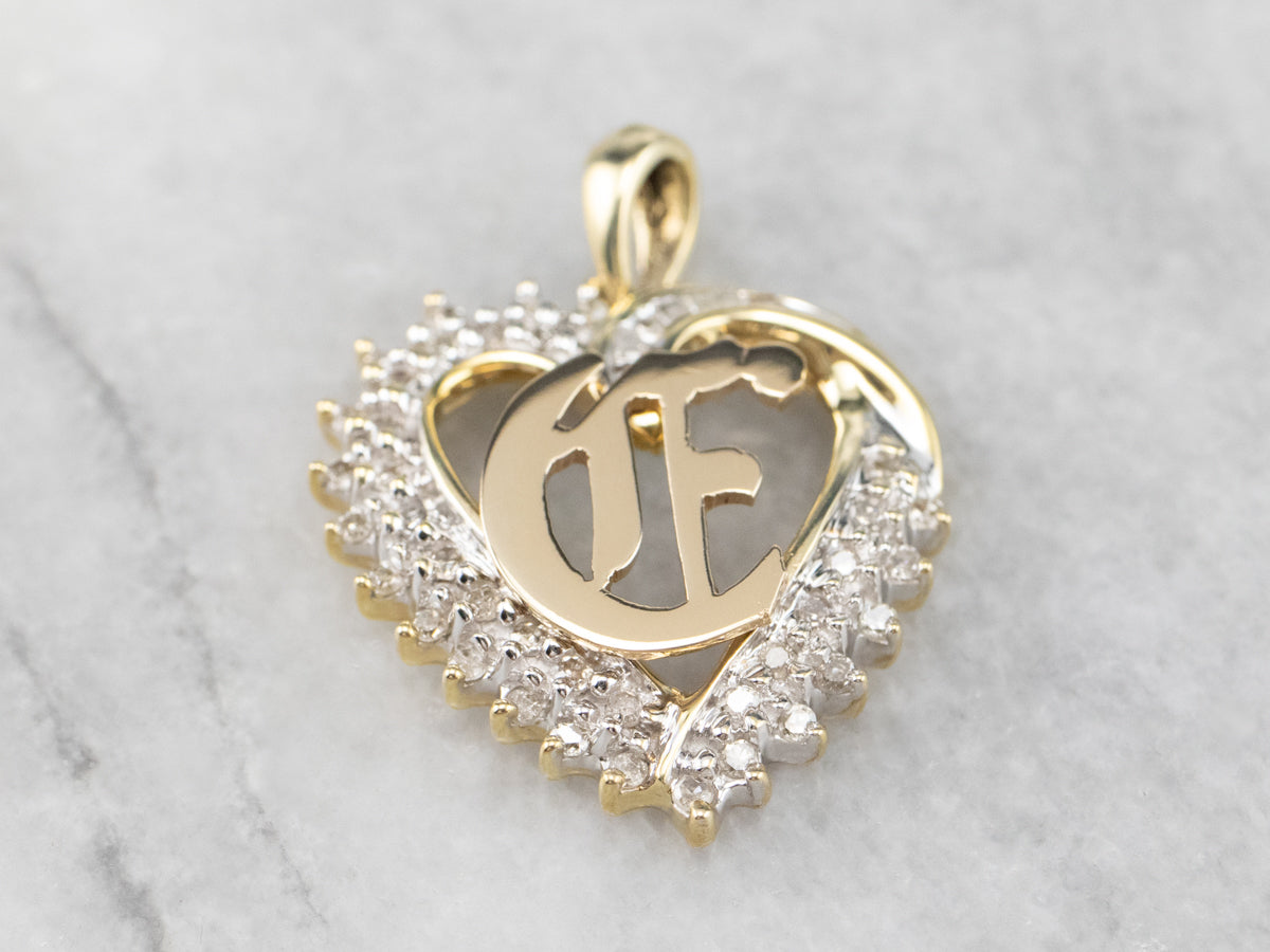Colgante con inicial "C" en inglés antiguo y corazón de diamantes