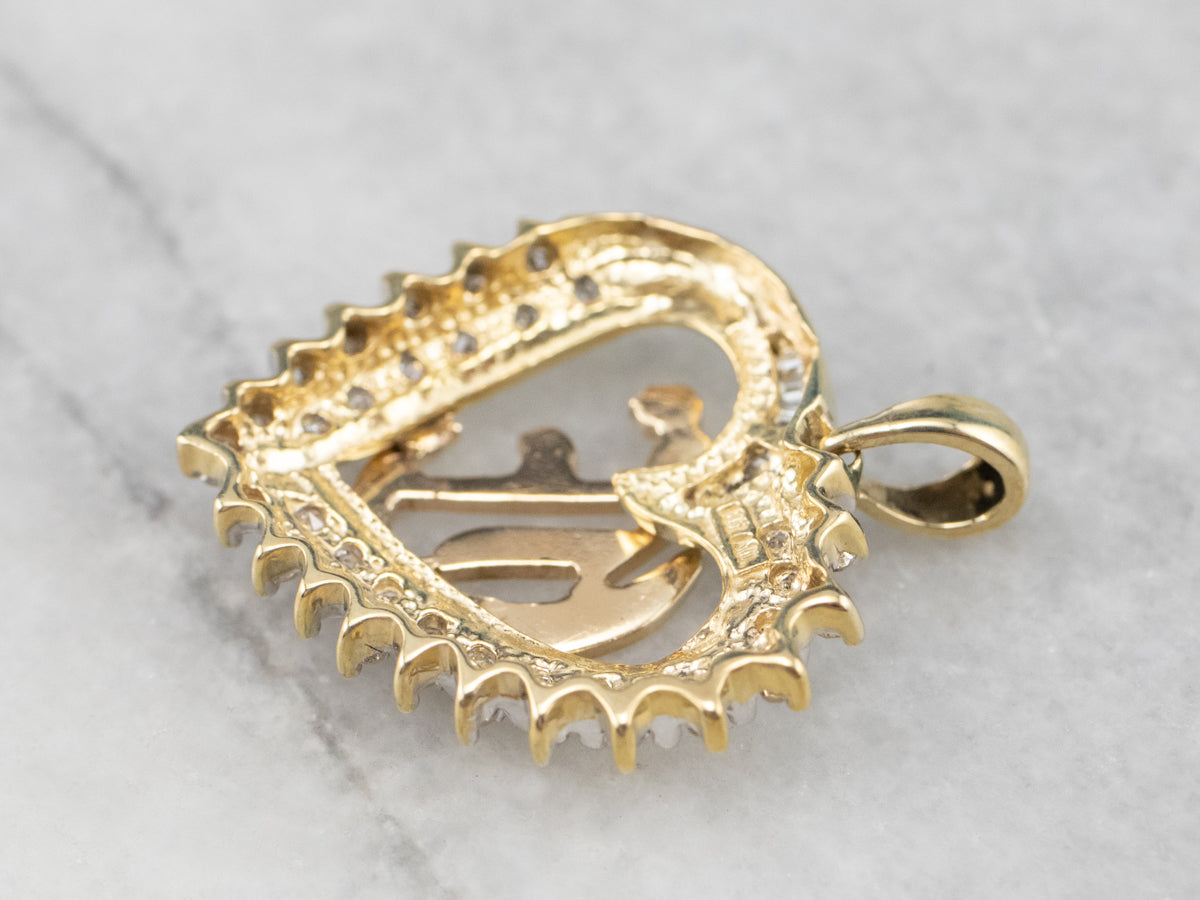 Colgante con inicial "C" en inglés antiguo y corazón de diamantes