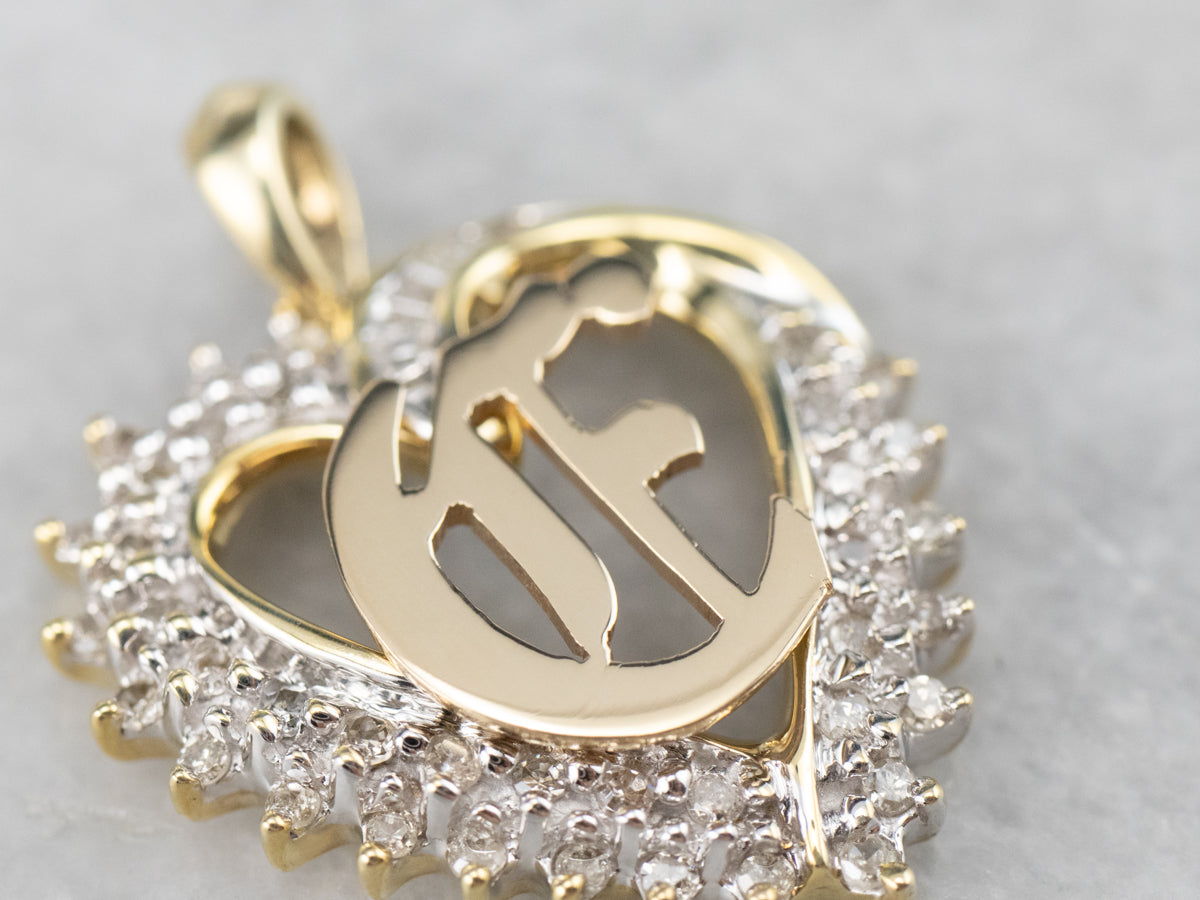 Colgante con inicial "C" en inglés antiguo y corazón de diamantes