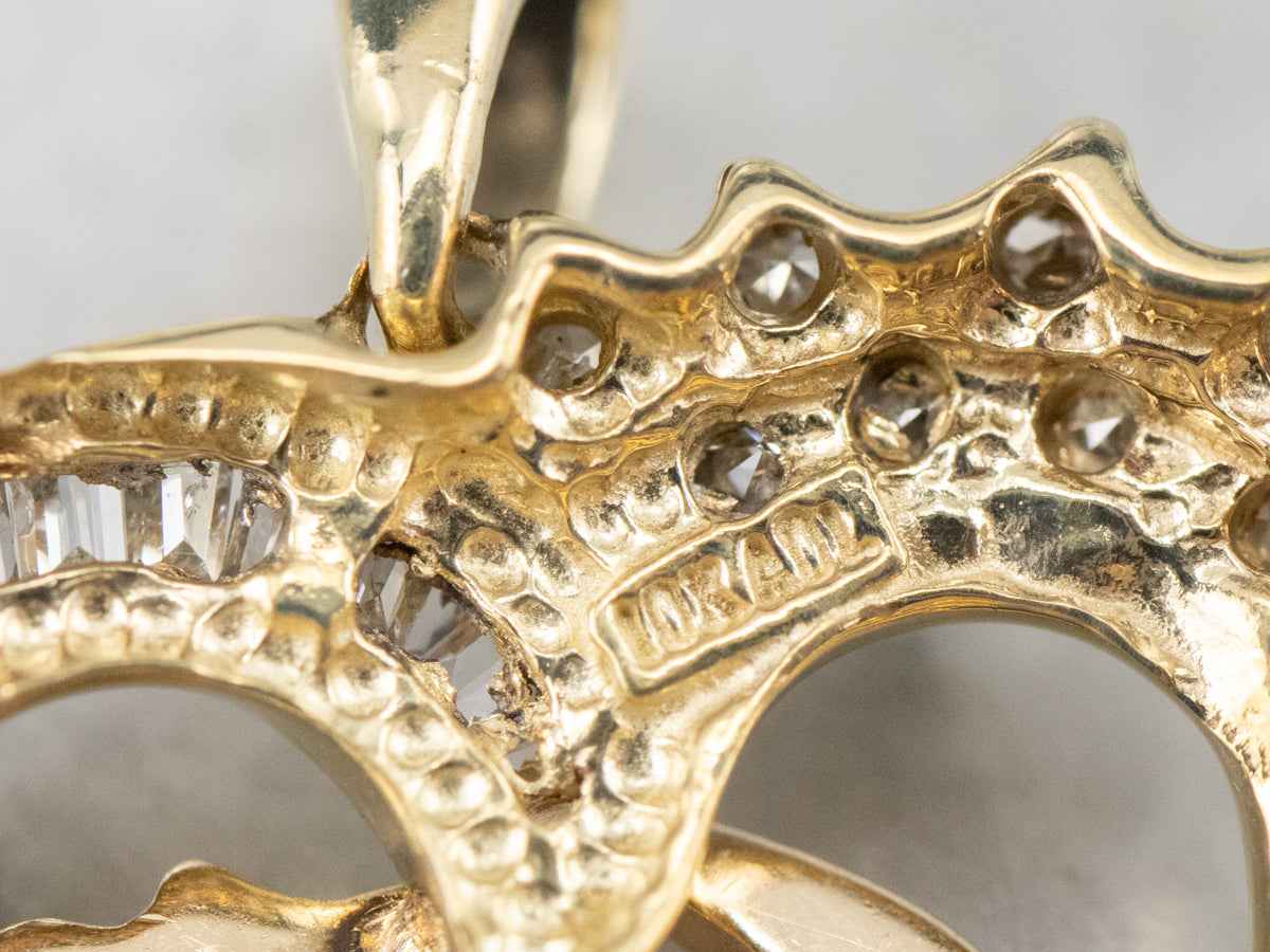 Colgante con inicial "C" en inglés antiguo y corazón de diamantes