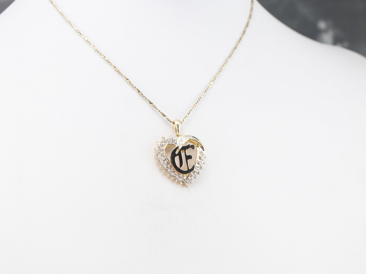Colgante con inicial "C" en inglés antiguo y corazón de diamantes