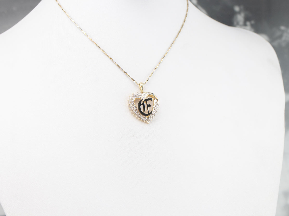 Colgante con inicial "C" en inglés antiguo y corazón de diamantes