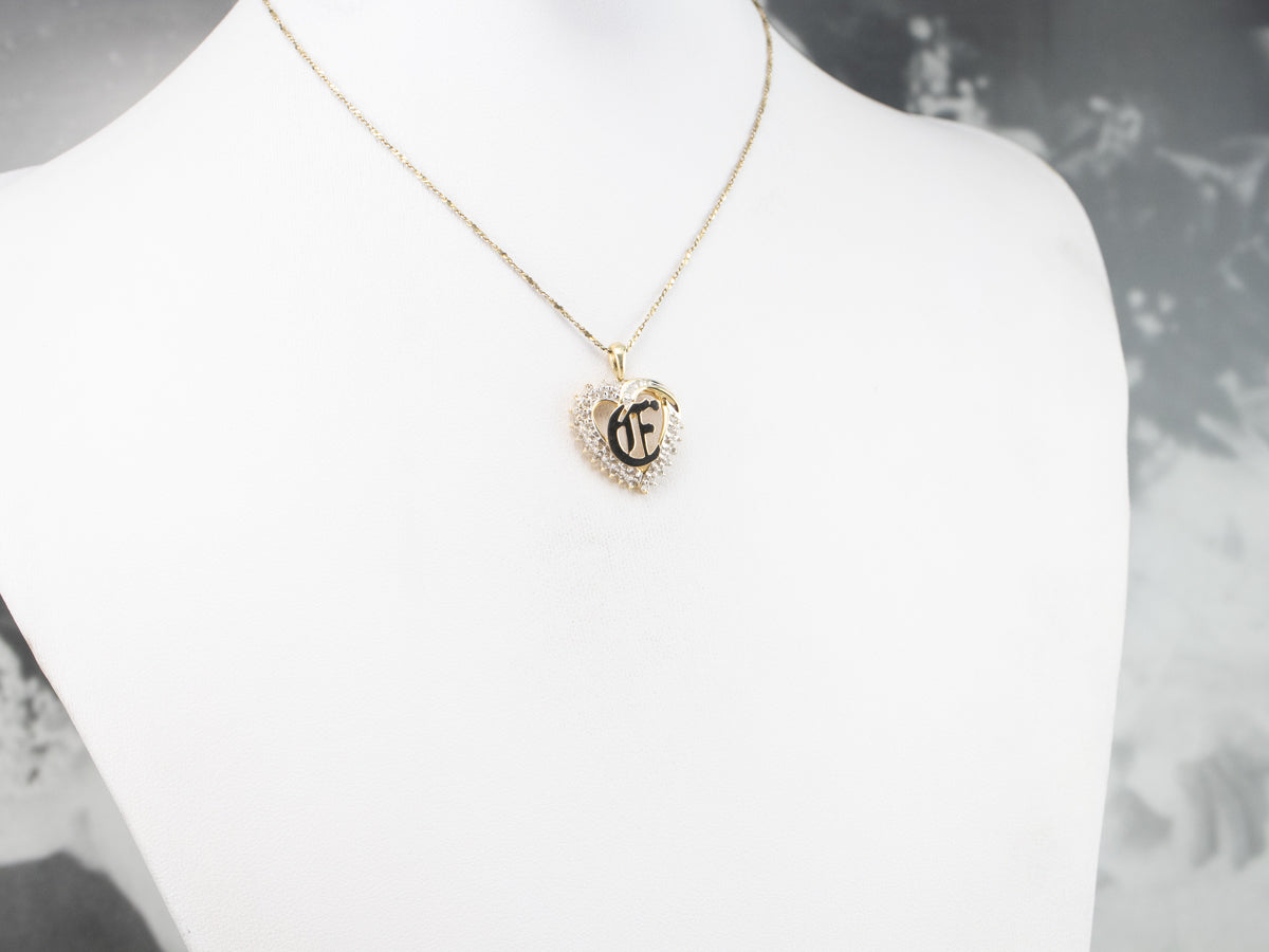 Colgante con inicial "C" en inglés antiguo y corazón de diamantes