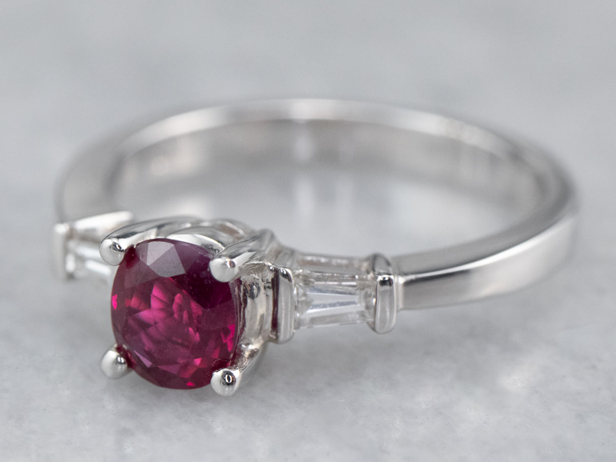 Anillo de compromiso de rubíes y diamantes