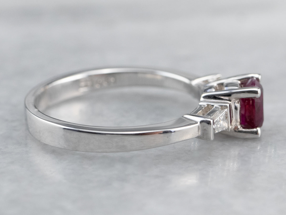 Anillo de compromiso de rubíes y diamantes