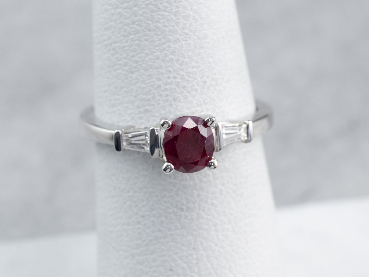 Anillo de compromiso de rubíes y diamantes