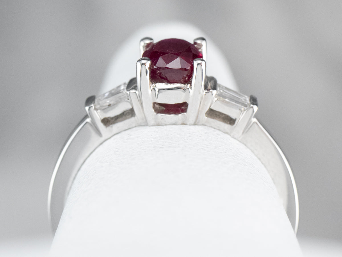 Anillo de compromiso de rubíes y diamantes