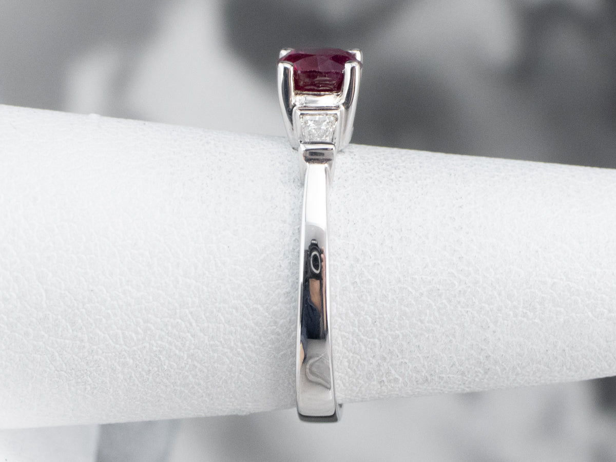 Anillo de compromiso de rubíes y diamantes