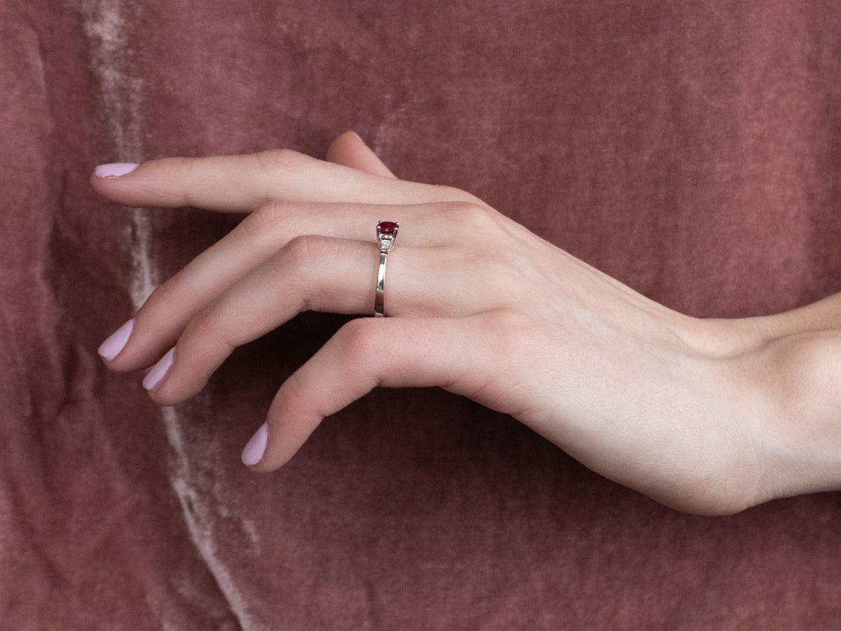 Anillo de compromiso de rubíes y diamantes