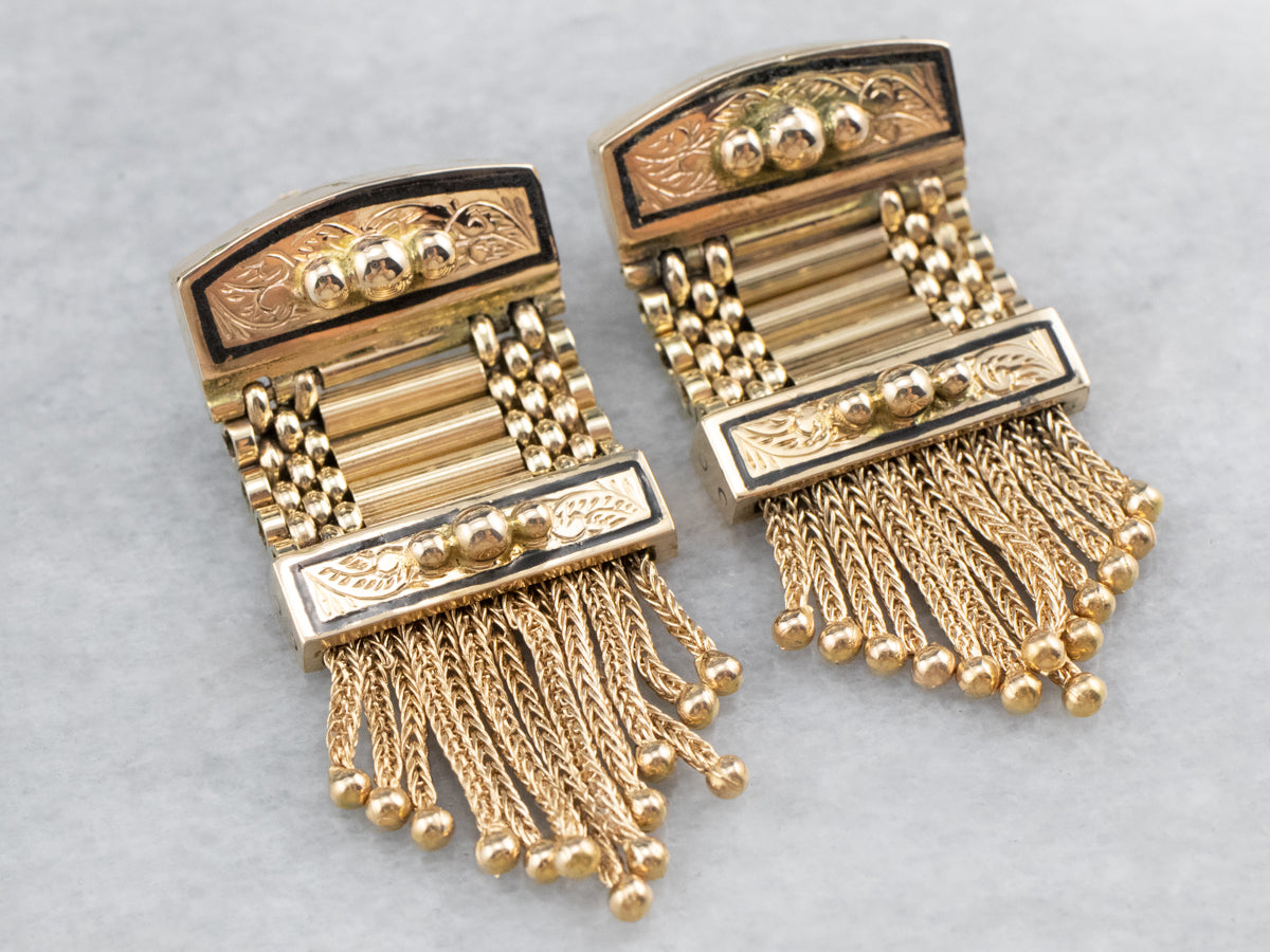 Pendientes llamativos con flecos dorados del estilo victoriano