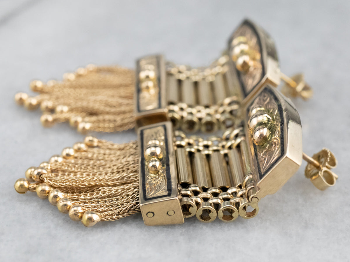 Pendientes llamativos con flecos dorados del estilo victoriano