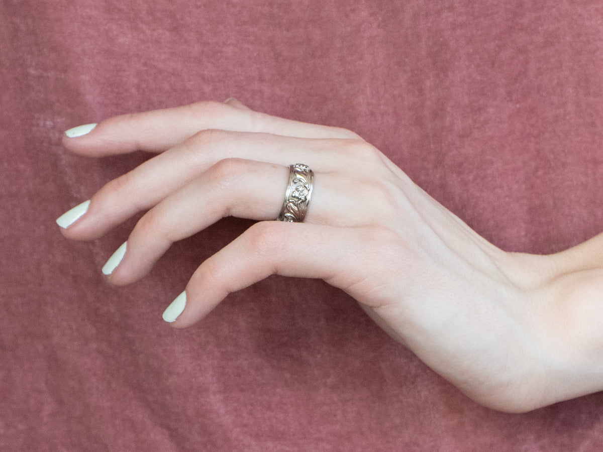 Anillo de diamantes botánicos de oro blanco