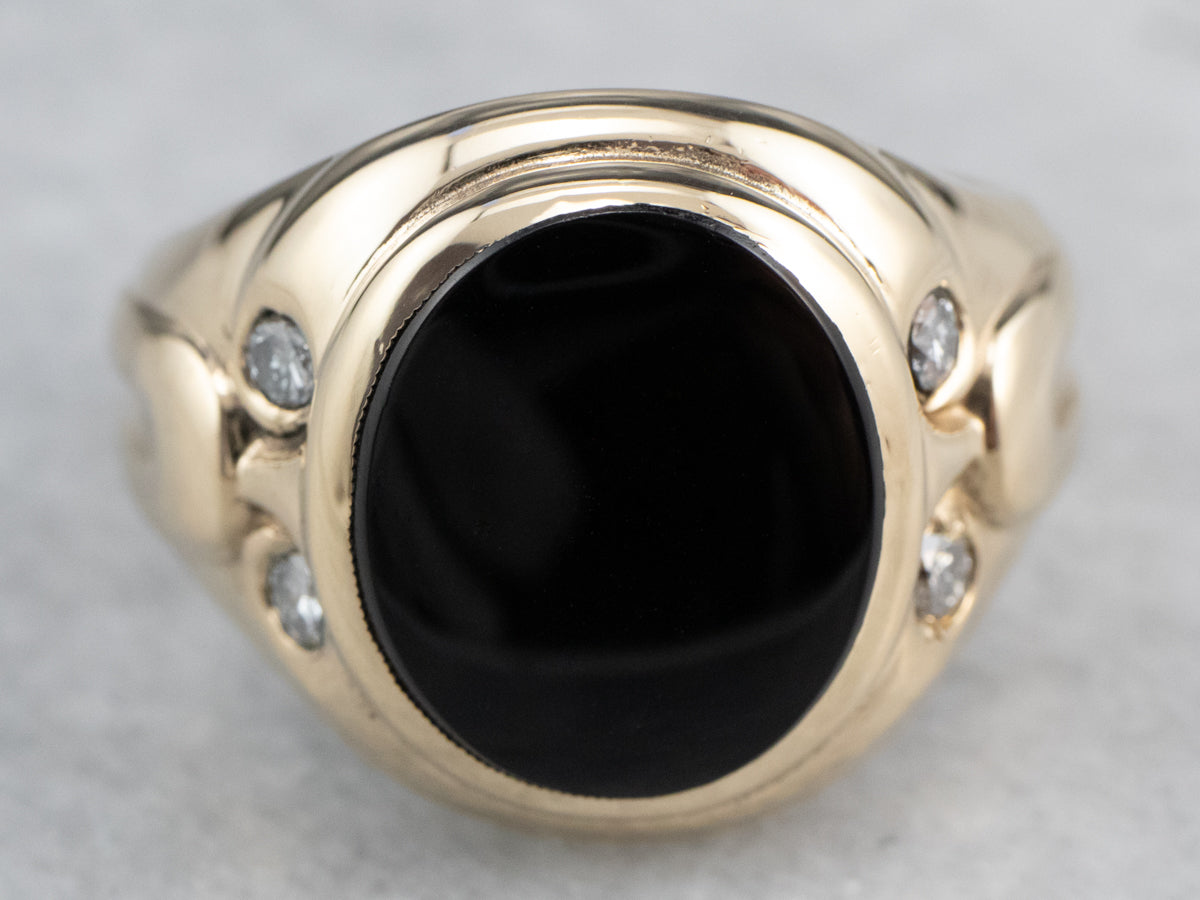 Anillo retro de oro con diamantes y ónix negro