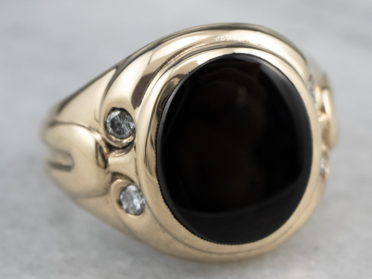 Anillo retro de oro con diamantes y ónix negro