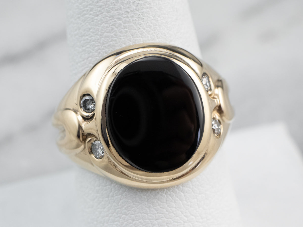 Anillo retro de oro con diamantes y ónix negro