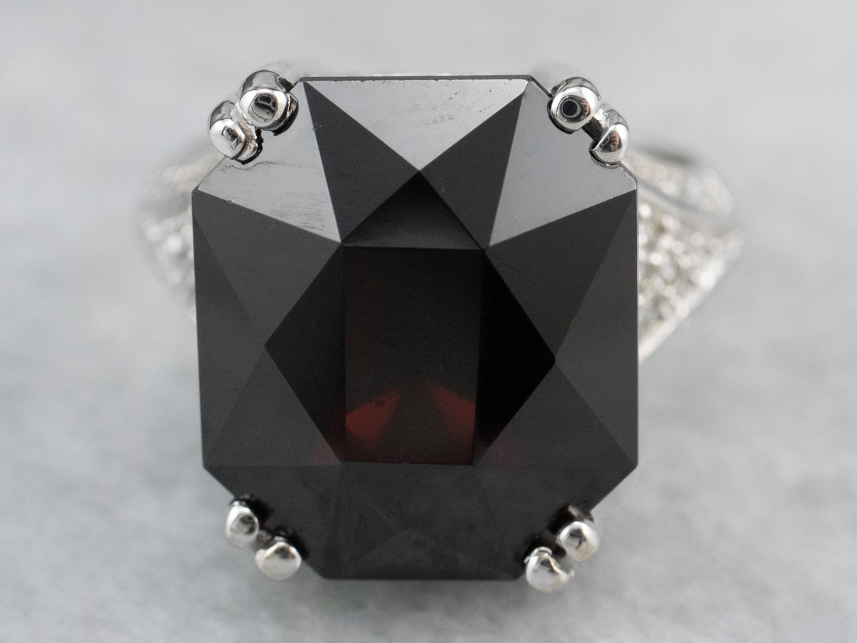 Anillo de cóctel de diamantes y granate piropo