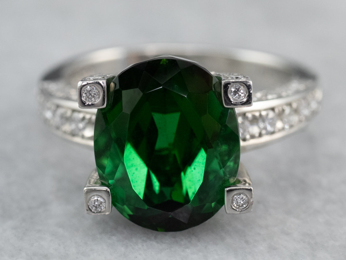 Anillo de cóctel de diamantes y turmalina verde platino