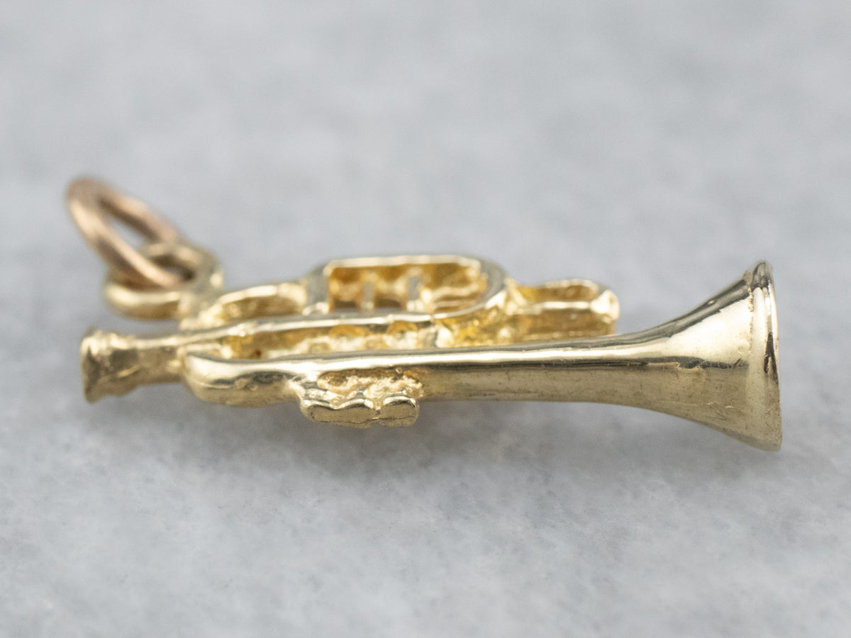 Dije de trompeta de oro de 14 quilates