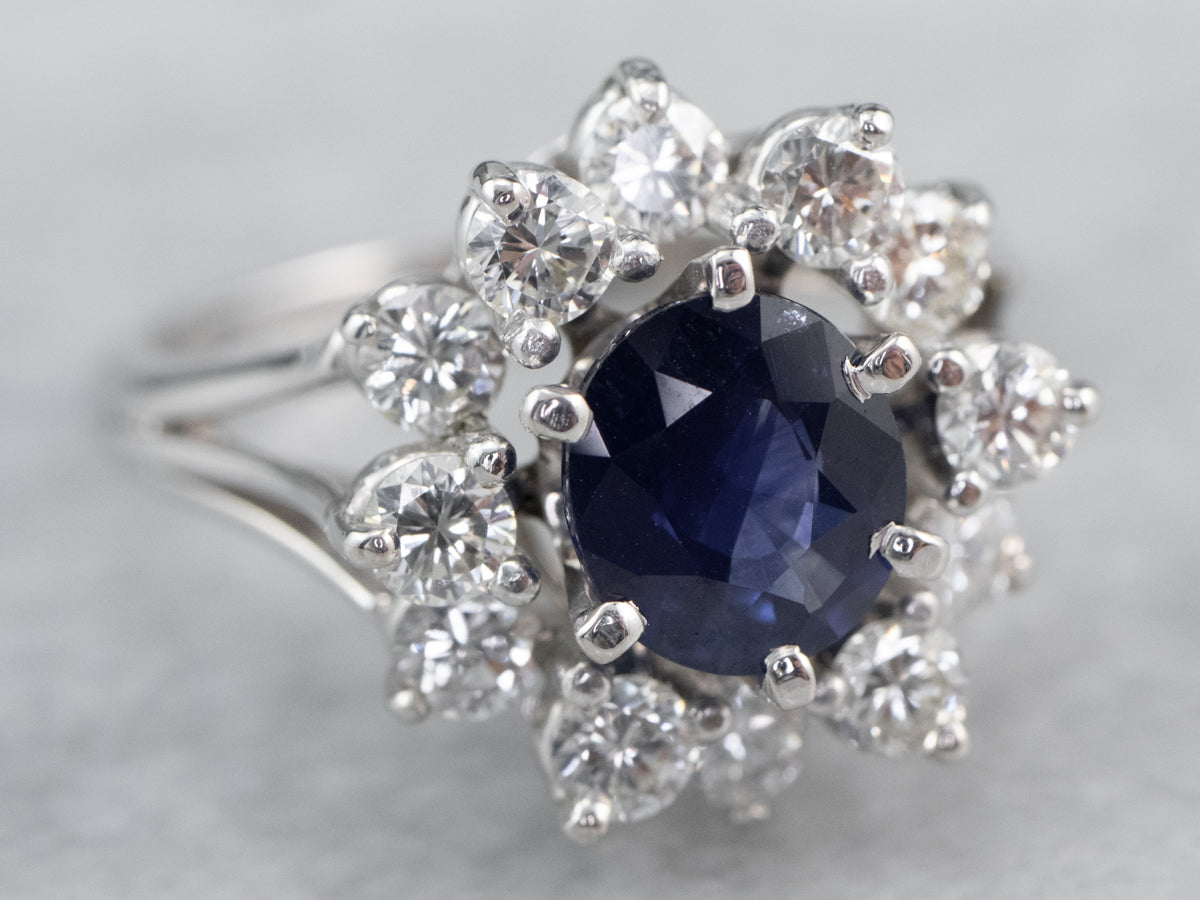 Anillo de compromiso de oro blanco con halo de diamantes y zafiro