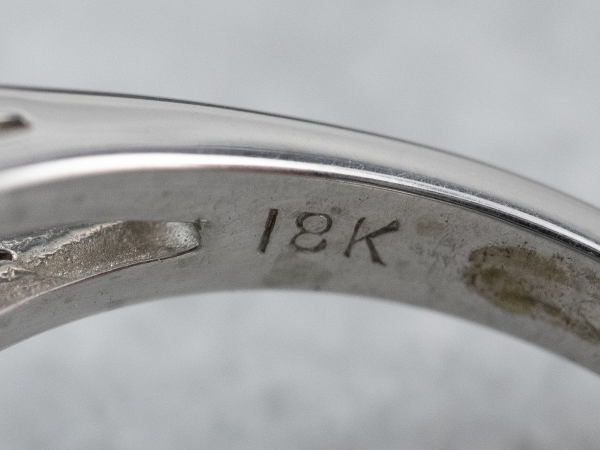 Anillo de compromiso de oro blanco con halo de diamantes y zafiro