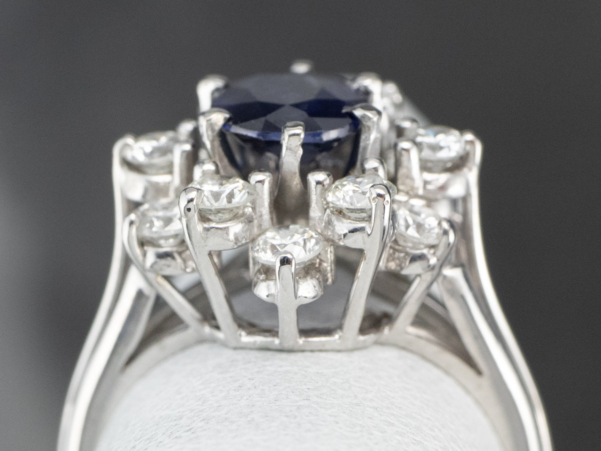 Anillo de compromiso de oro blanco con halo de diamantes y zafiro