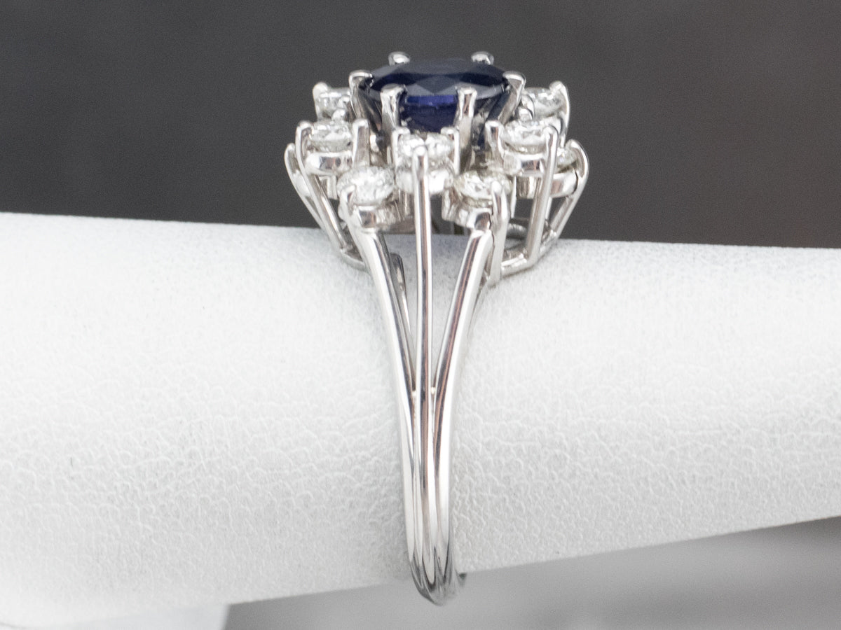 Anillo de compromiso de oro blanco con halo de diamantes y zafiro