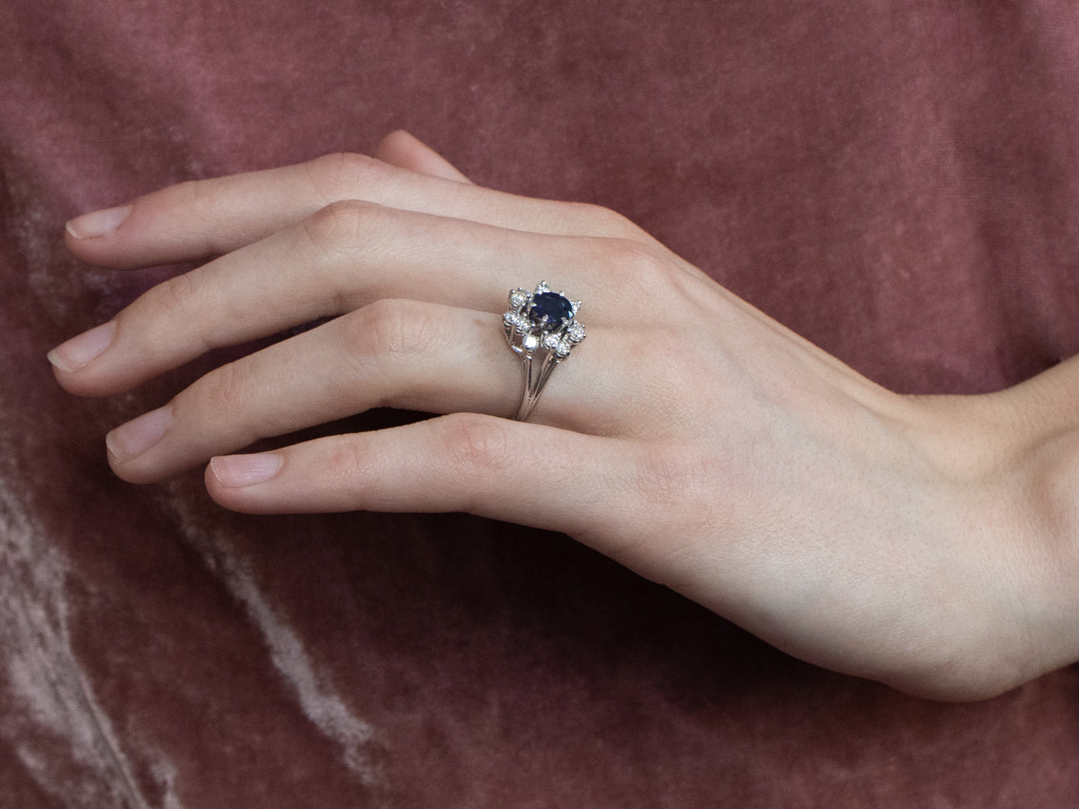 Anillo de compromiso de oro blanco con halo de diamantes y zafiro